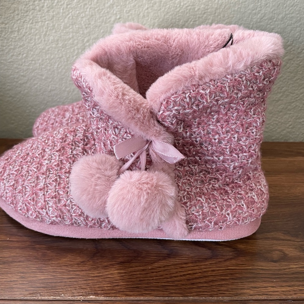 NIB Serra Lounge Wear Ladies Bootie Slippers Size 9/10.